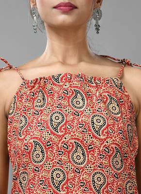 Red cotton paisley printed kurta with noodle straps 5