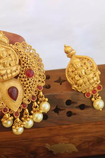 Designer matte finish temple pendant set