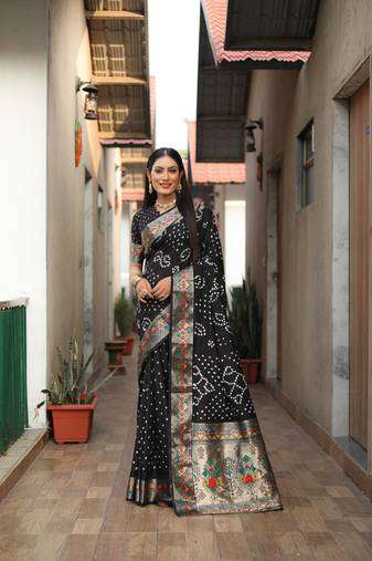 Black Bandhej Paithani Silk Weaved Saree With Blouse