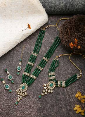 Green Kundan Necklace Set with Earrings and Maang Tikka 1