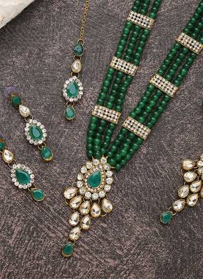 Green Kundan Necklace Set with Earrings and Maang Tikka 2