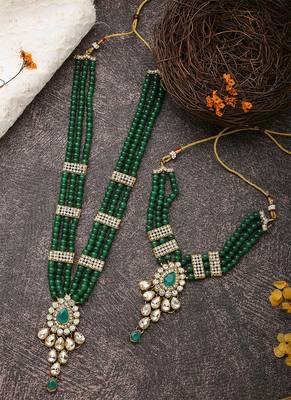 Green Kundan Necklace Set with Earrings and Maang Tikka 3