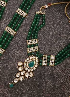 Green Kundan Necklace Set with Earrings and Maang Tikka 4