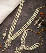 White Necklace Set With Earrings And Maang Tikka