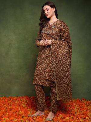 women mustard pure cotton ethnic motifs printed straight kurta trouser with dupatta 2