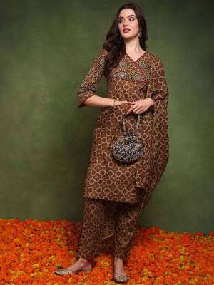 women mustard pure cotton ethnic motifs printed straight kurta trouser with dupatta 3