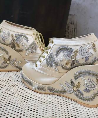 Gold customizable sneaker wedges 3