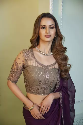 Women'S Wine Chiffon Embellished Saree With Embroidered Border Comes With Heavy Work Blouse Piece