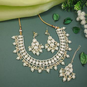 traditional kundan necklace jewellery with earrings & maang tikka set for women and girls  1