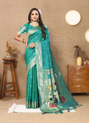 Green zari weaving tassel pallu work soft silk saree 3