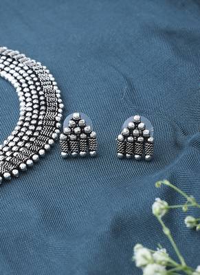 Silver Round Necklace Set With Stones and Small Earrings 3