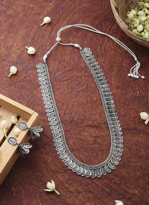 Long Motif Necklace With Small Earrings 2
