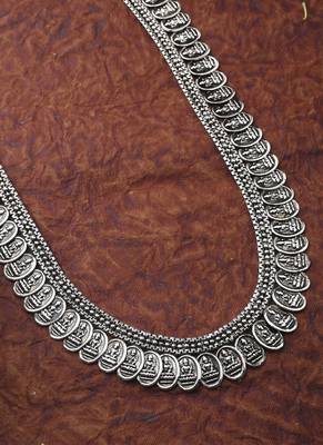 Long Motif Necklace With Small Earrings 1