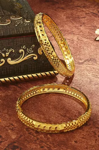 Golden Harmony: Set of 2 Leaf-Shaped Bangles