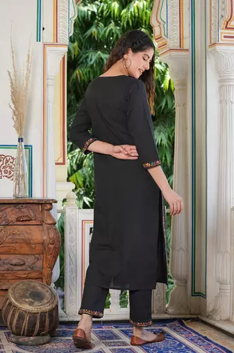 Women'S Black Chikankari Printed Straight Kurta With Pant Set (Black)