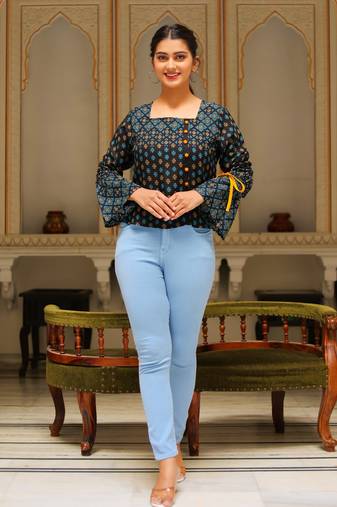 Women'S Floral Printed Regular Top (Black)