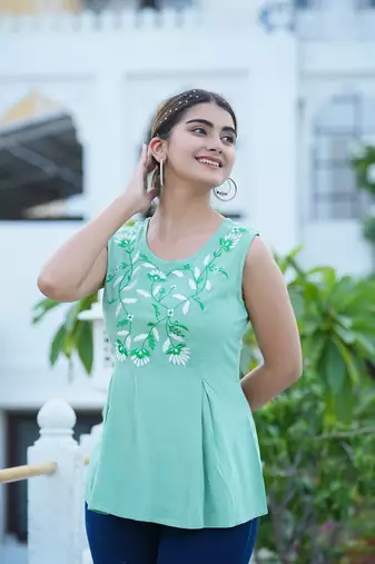 Women'S Rayon Slub Embroidered Regular Top (Green)