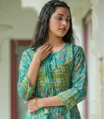 Women'S Floral Placement Printed Short Kurti (Green)