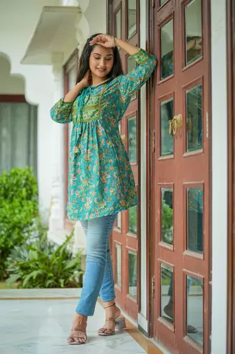 Women'S Floral Placement Printed Short Kurti (Green)