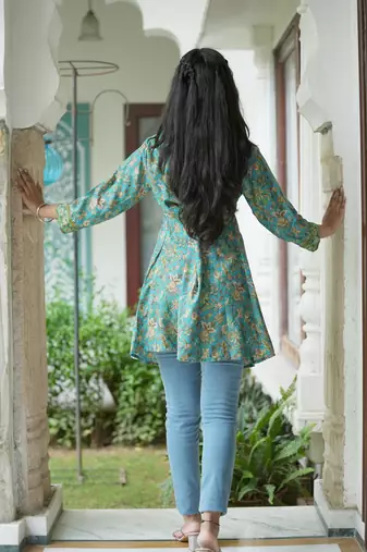 Women'S Floral Placement Printed Short Kurti (Green)