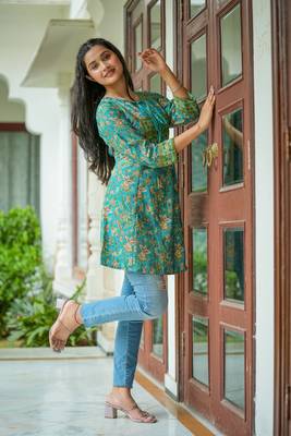 Women'S Floral Placement Printed Short Kurti (Green) 4