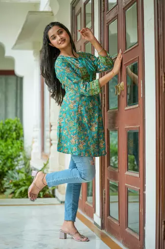 Women'S Floral Placement Printed Short Kurti (Green)