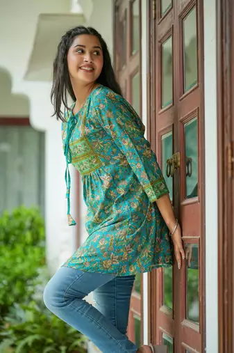 Women'S Floral Placement Printed Short Kurti (Green)