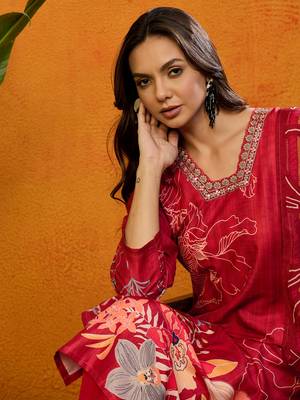 women red silk blend floral printed straight kurta trousers with dupatta 2