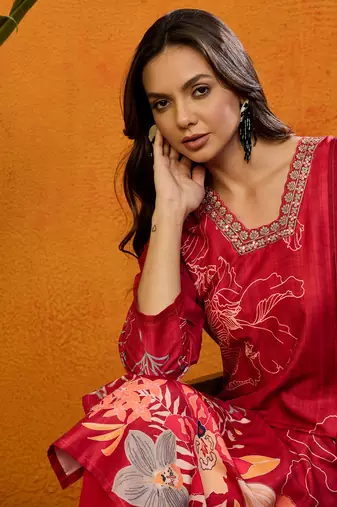 women red silk blend floral printed straight kurta trousers with dupatta