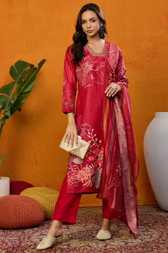 women red silk blend floral printed straight kurta trousers with dupatta