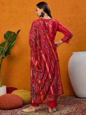 women red silk blend floral printed straight kurta trousers with dupatta 4