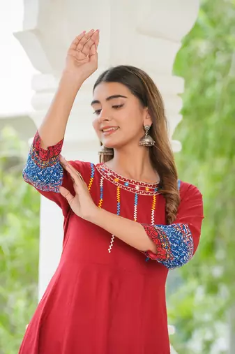 Women'S Rayon Embroidered Anarkali Kurta (Maroon)