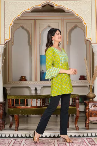 Women'S Green Floral Printed Short Kurti (Green)