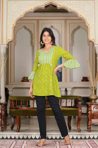 Women'S Green Floral Printed Short Kurti (Green)
