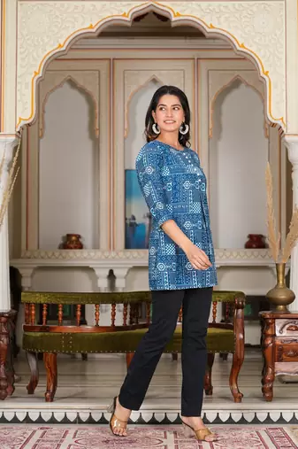 Women'S Geomatric Printed Short Kurti (Blue)