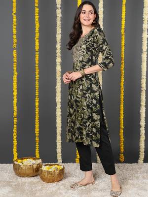 women green silk blend floral embroidered straight kurta 3