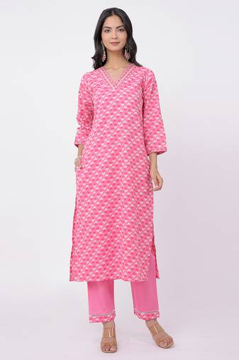 Satrangi women's pink cotton v-neck 3/4th sleeve printed kurta pant set