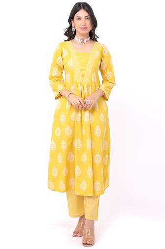 Satrangi women's yellow cotton v-neck 3/4th sleeve printed kurta pant set