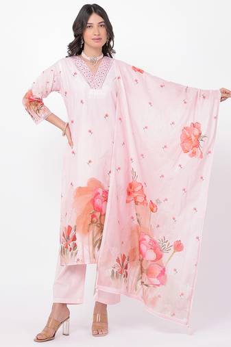 Satrangi women's light pink  cotton v-neck printed kurta & pant set
