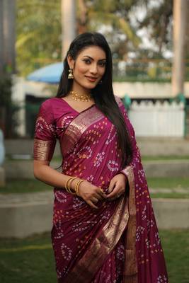 Koram Wine Bandhej Silk With Zari Weaving Border And Bandhej Pallu Saree With Blouse For Women  4