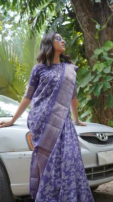 Dusty Blue silk blend kalamkari print/floral print golden woven border saree with unstitched blouse piece 4