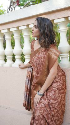 Dusty rust silk blend kalamkari print/floral print golden woven border saree with unstitched blouse piece 5