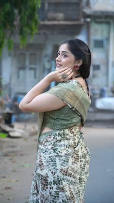 Off White Silk Blend Abstract Print Golden Zari Border Saree Without Blouse 3
