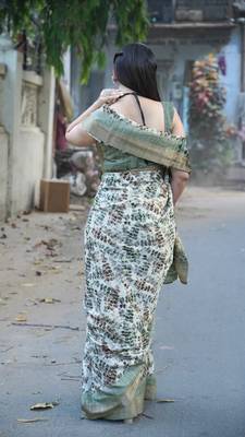 Off White Silk Blend Abstract Print Golden Zari Border Saree Without Blouse 4