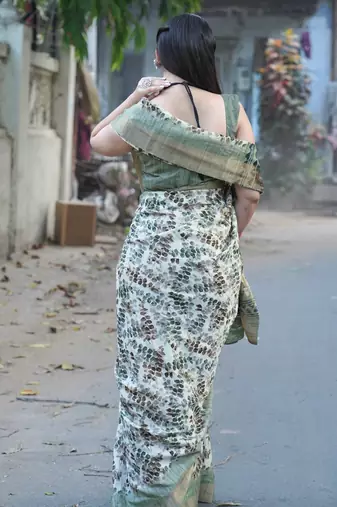 Off White Silk Blend Abstract Print Golden Zari Border Saree Without Blouse