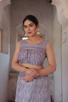 Light dusty purple silk blend abstract print golden zari border saree with unstitched blouse piece 5