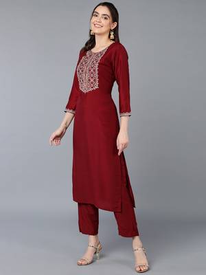 women maroon silk blend solid embroidered straight kurta 3