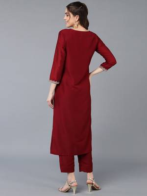 women maroon silk blend solid embroidered straight kurta 4