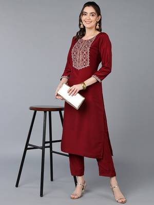 women maroon silk blend solid embroidered straight kurta 5