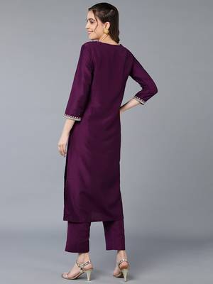 women burgundy silk blend solid embroidered straight kurta 4